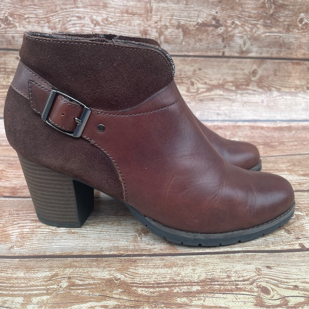 Clarks woman brown booties size 9M Leather upper